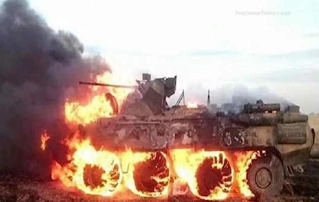 «K@τούρ@ το, γ@μ..ένε να σβήσεις τη φωτιά» – Στρατιώτης πυρπόλησε τεθωρακισμένο! – Βίντεο